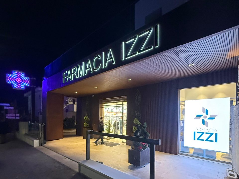 Visual professionale per comunicare il valore strategico dell’insegna in farmacia.